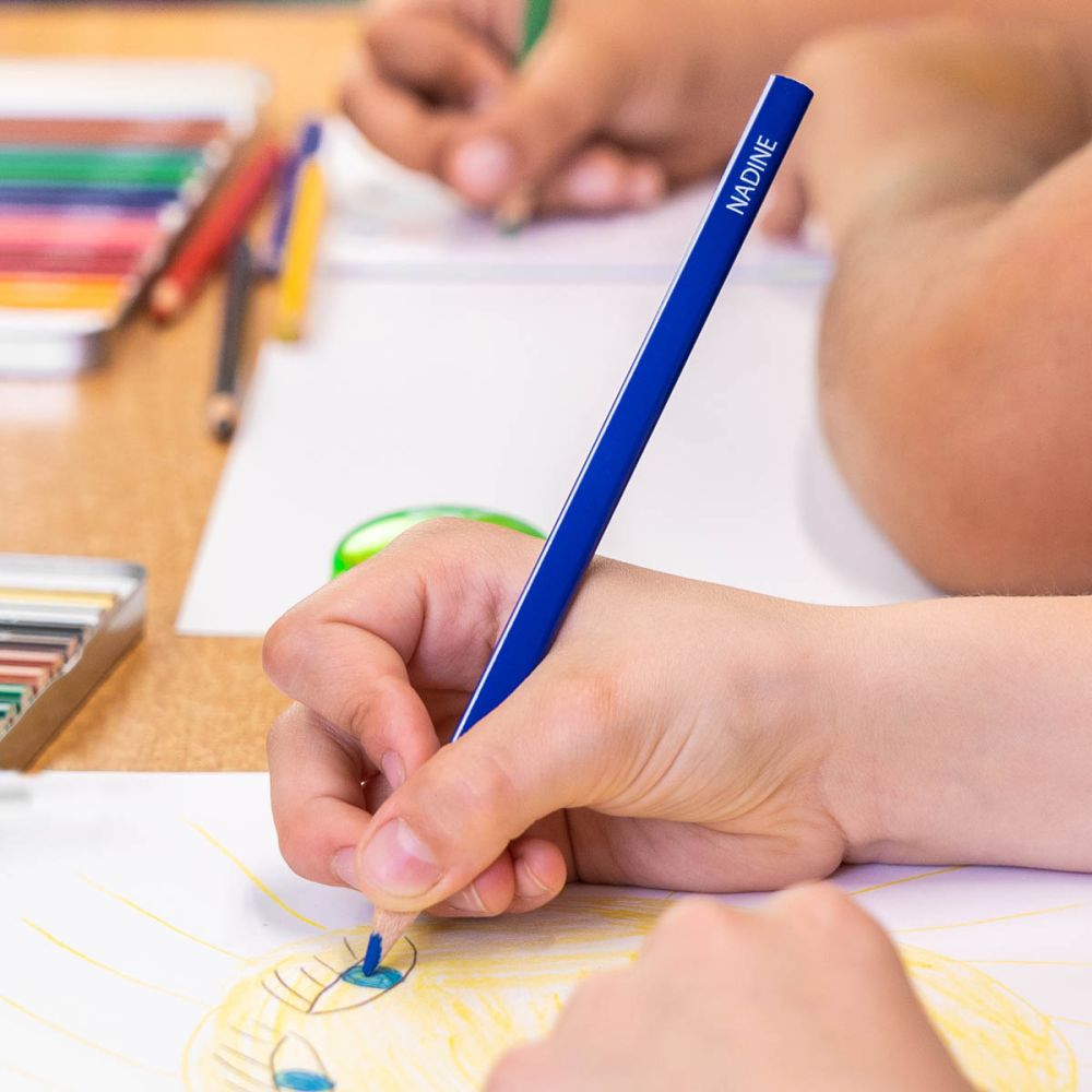 Kredki trójkątne Delta 12 kolorów w metalowym pudełku - obrazek 3